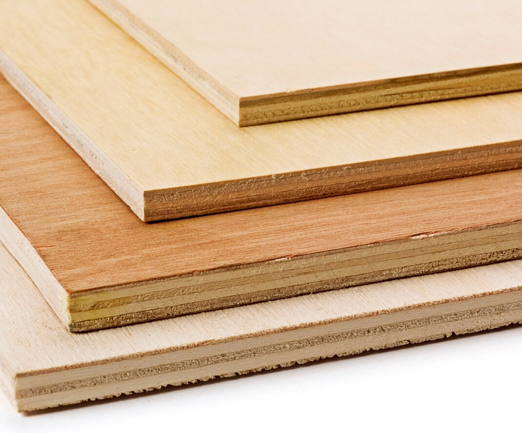 Saplāksnis interjera dizainā – atmosfēras radīšana ar dabiska koka faktūru 