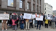 Denacionalizēto namu īrnieku pikets pie valdības pulcē aptuveni 50 aktīvistus