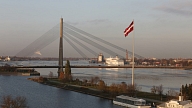 Rīgas dome ļauj palikt pie AB dambja pietauvotajām peldošajām mājām, bet jaunas redzēt tur nevēlas