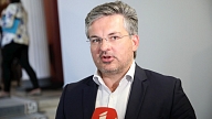 JV politiķis: Līdz ar kadastrālo vērtību izmaiņām jāievieš instruments, kas atvieglotu mazturīgāko iedzīvotāju NĪN maksājumus
