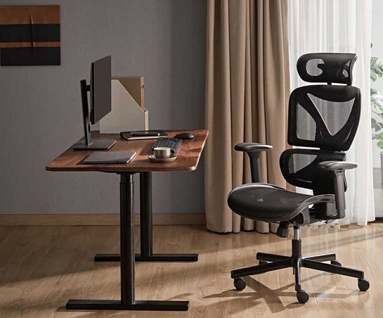 Labākie biroja krēsli profesionālai darba videi: kā ergonomiska sēdvieta nosaka darba efektivitāti?