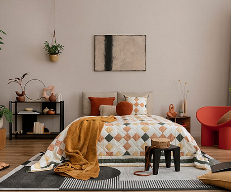 Vai rūtis un volāni atgriežas interjera dizainā? 2025. gada tendences un idejas