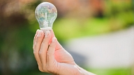 Piedāvā 8 punktu rīcības plānu, kas samazinās elektrības pārvades tarifus par 40%