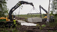 Latvijas un Krievijas robežas purvainajā posmā sāk uzstādīt peldošos balstus