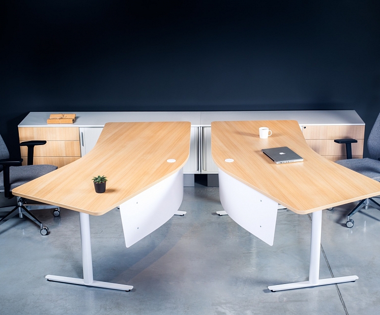 Kā izvēlēties ofisa galdu mazam birojam – vietas taupīšanas risinājumi 