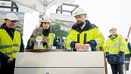 "Rail Baltica" stacijas lidostā „Rīga” pamatos iemūrē laika kapsulu (FOTO)