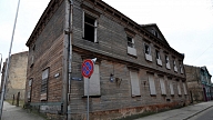 Deputāti atbalsta pienākumu arī valstij un pašvaldībai maksāt NĪN par tām piederošiem graustiem