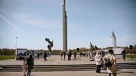 Rīgas dome uzdod demontēt padomju pieminekli Uzvaras parkā