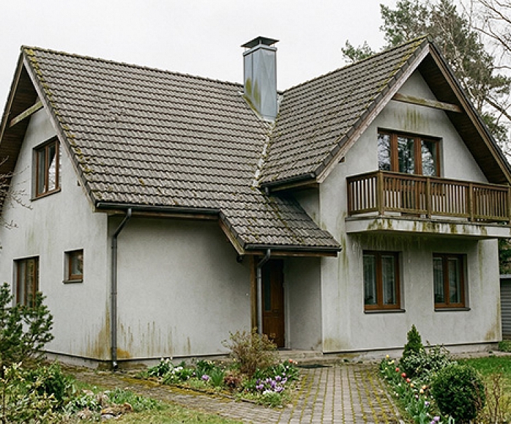 Minerālo fasāžu un jumtu pavasara atjaunošana: kāpēc mazgāšana un aizsardzība ir kritiska ēkas ilgmūžībai?