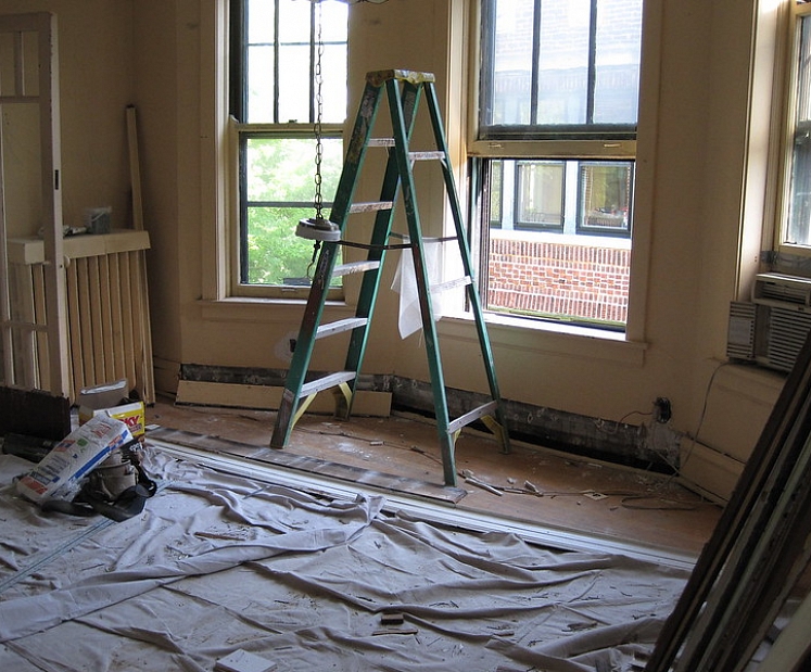 Renovēt vai pārbūvēt: Kādas ir atšķirības un kādos gadījumos kuru no opcijām izvēlēties?