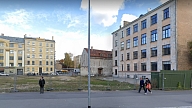 Rīgas pašvaldība aicina būvniekus sakopt teritoriju pie sabrukušās ēkas Satekles ielā