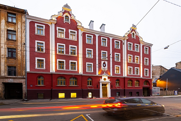 Vēsturisko ēku nokrāso patriotiskās krāsās (FOTO)