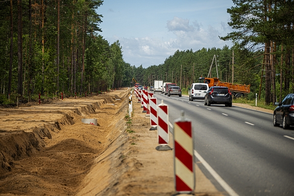 No Salas līdz Jēkabpilij būvē gājēju un velobraucēju infrastruktūru un atjauno vēsturisko tiltu pār Pelītes upi (FOTO)