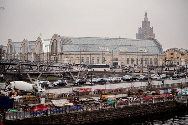 Rail Baltica: noslēdzies pirmais posms tilta konstrukciju izbūvē un daļēji atjaunota satiksme Ģenerāļa Radziņa krastmalā