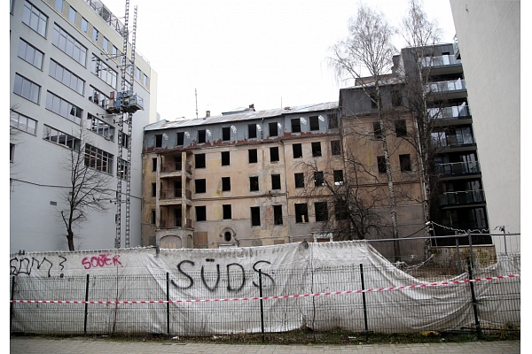 Sāks demontēt Rīgas centrā daļēji sagruvušo piecstāvu ēku