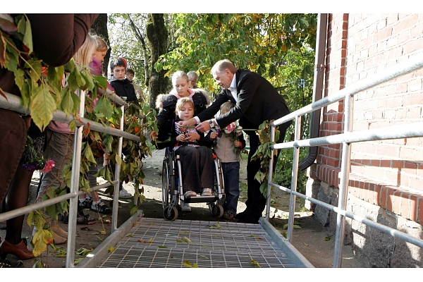 Asi kritizē EM un SM par nespēju nodrošināt vides pieejamību cilvēkiem ar invaliditāti