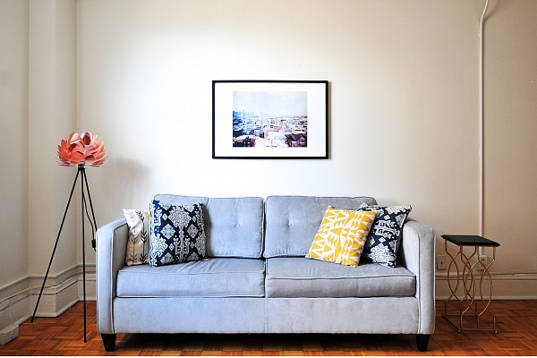5 vienkārši veidi, kā atjaunot un uzlabot veca dīvāna izskatu