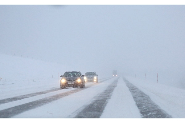 Kurzemē sniega dēļ apgrūtināti braukšanas apstākļi