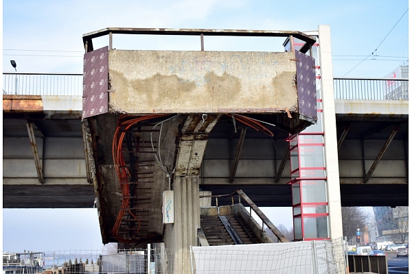 Rīgas domes Satiksmes departaments piedāvā Vanšu tilta kāpnes salabot gada laikā