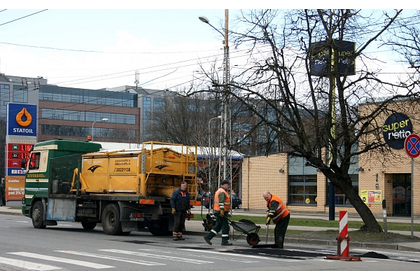 "Latvijas autoceļu uzturētājs" šogad bedrīšu remontus plāno veikt aptuveni 333 000 kvadrātmetru platībā