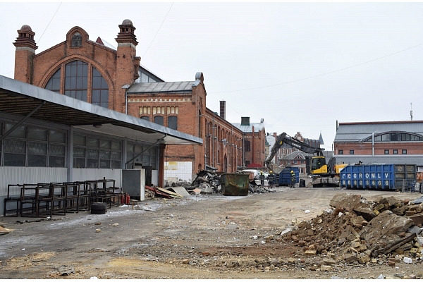 Rīgas dome sākusi demontēt Āgenskalna tirgus teritorijā esošos vecos kioskus