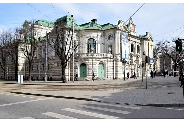 Plānojot teātra paplašināšanu, Rīgas dome savā valdījumā pārņems pie Nacionālā teātra esošos tenisa kortus