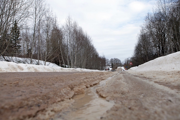 Šķīdoņa dēļ slēgti daži vietējo ceļu posmi; atsākušies ceļu būvdarbi