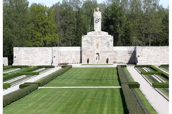Rīgas pieminekļu aģentūra Brāļu kapu un Lielo kapu restaurācijai šogad tērēs vairāk nekā pusmiljonu eiro