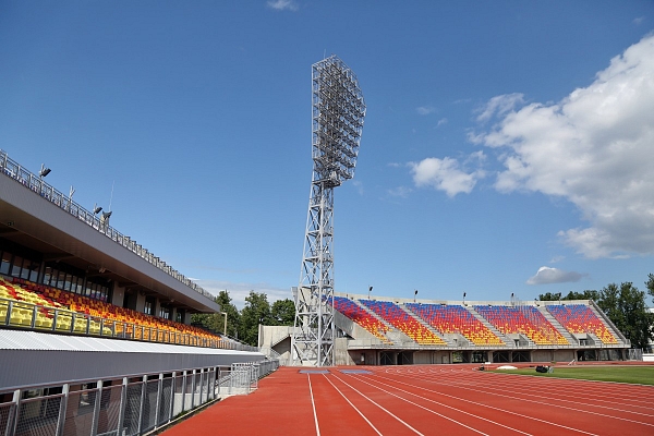 Vairākkārt akcentējot iekļaušanos termiņā un atvēlētajos līdzekļos, atklāj atjaunotās Daugavas stadiona tribīnes