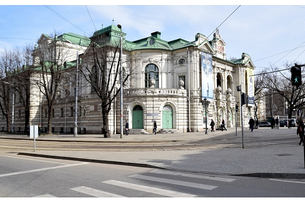 Arboristi Rīgā sākuši darbus pie vides objekta "Laika priekškars" izvietošanas pie Nacionālā teātra