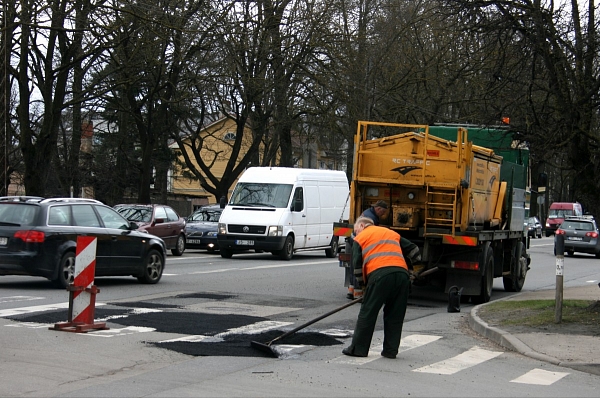 "Latvijas autoceļu uzturētājs": Šogad uz valsts ceļiem remontējamo bedru apmērs varētu sasniegt 300 000 kvadrātmetru