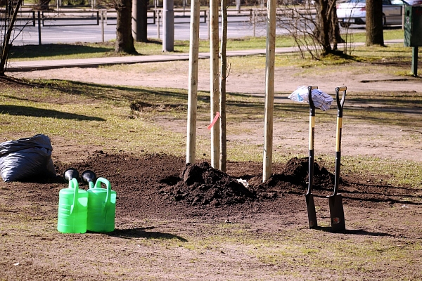 Ojāra Vācieša un Ludmilas Azarovas piemiņai Carnikavā taps jauns skvērs