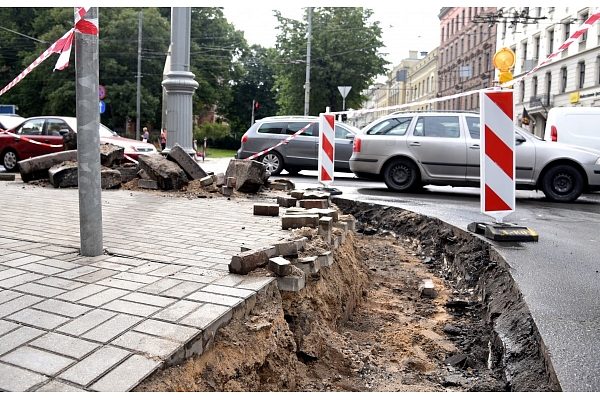 Ielu seguma atjaunošanas dēļ Rīgā slēgs satiksmi Oskara Kalpaka bulvāra posmā