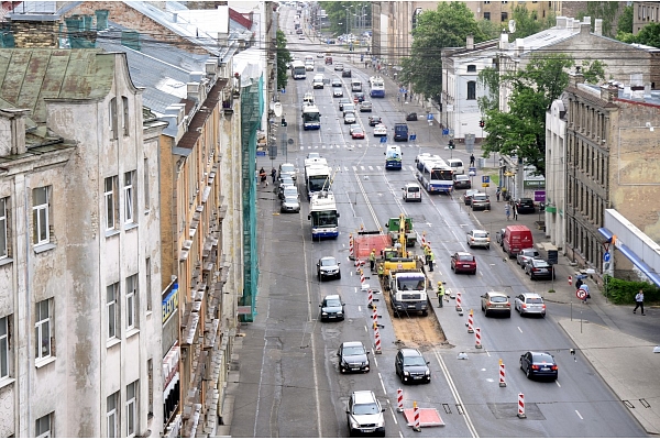 Likvidējot autostāvvietas, Rīgā pagarināta sabiedriskā transporta josla Brīvības ielā