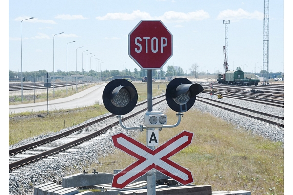 Lietuvā ieklāta simboliska sliede atjaunojamajā Mažeiķu-Reņģes dzelzceļa posmā