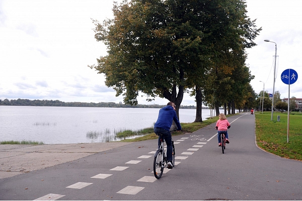 Zemās iedzīvotāju atsaucības dēļ veloceļa "Centrs-Dārziņi" posmu izbūvēs tuvāk Daugavai