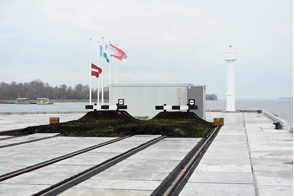 Krievu salā top vēja žogs ogļu putēšanas novēršanai