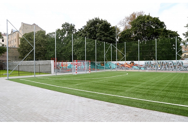 Par 1,4 miljoniem eiro pārbūvē sporta laukumu pie Bauskas 2.vidusskolas