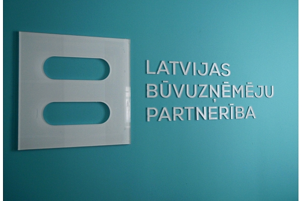 Latvijas Būvuzņēmēju partnerība izdevusi žurnālu "Būvēt"