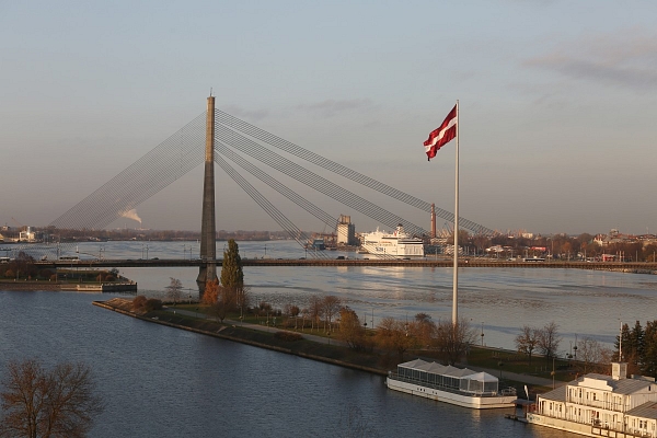 Rīgas dome ļauj palikt pie AB dambja pietauvotajām peldošajām mājām, bet jaunas redzēt tur nevēlas