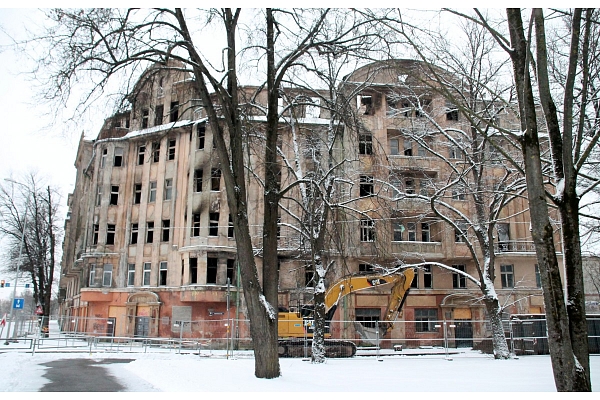 Rīgas domes komiteja ārkārtas sēdē runās par Kalnciema ielā nodegušās ēkas likteni