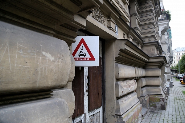 Četru Rīgas graustu īpašniekiem uzdod sakārtot ēkas, pretējā gadījumā solot sodus