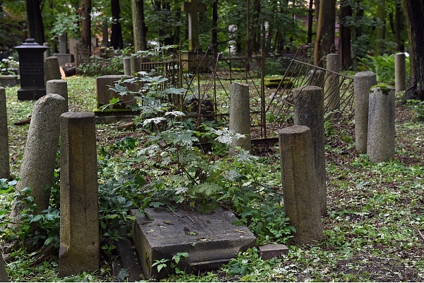 Virpuļviesulī cietušās Golvaru kapsētas sakārtošana Balvu pusē vēl turpinās