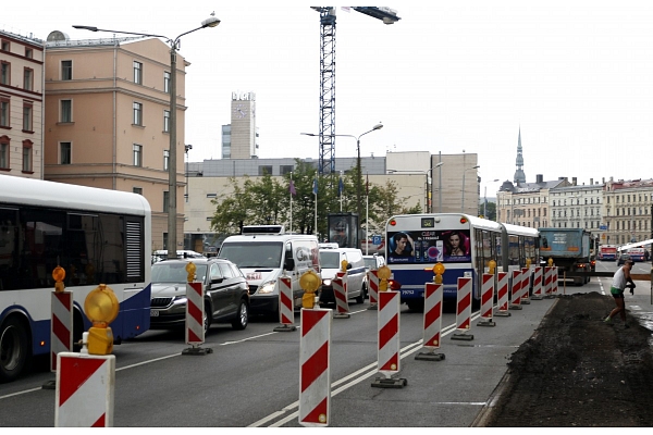 Prokurors brīdina Rīgas domi un uzņēmumus par pieļautajiem pārkāpumiem pilsētas ielu atjaunošanā