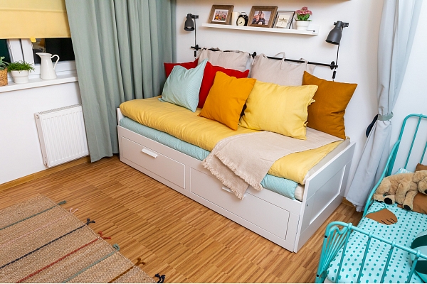 Kā efektīvi iekārtot mazu dzīvojamo istabu? Iesaka interjera dizainere