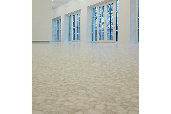 Industriālais dizains turpina savu uzvaras gājienu interjerā – dekoratīvās betona grīdas!