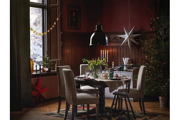 Ziemassvētku tendences mājokļa interjerā: Noslēpumaino tumšo toņu un baltu mežģīņu saspēle