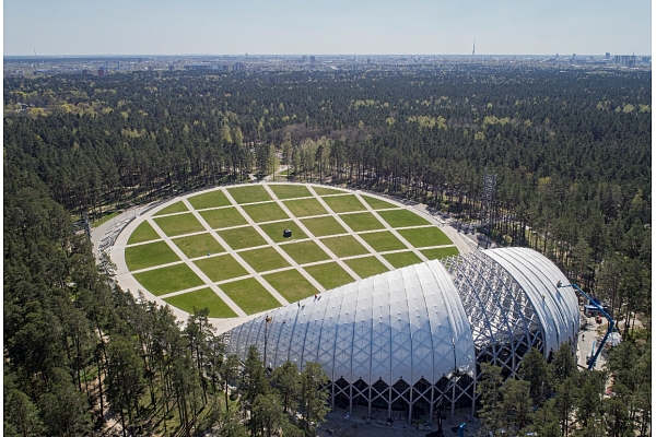 Mežaparka Lielās estrādes kupolā ieklāj membrānas jumta segumu 