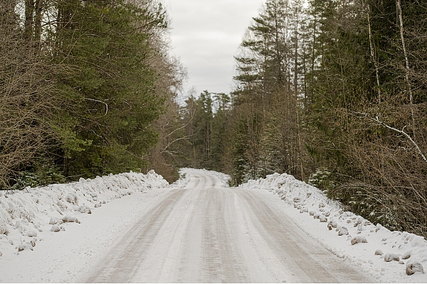 Autobraucēju ievērībai: Atkusnī pasliktināsies ar piebraukto sniegu uzturēto un grants autoceļu stāvoklis