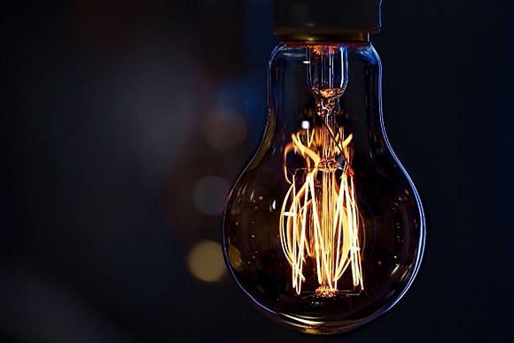 Kā samazināt elektrības izmaksas birojos un darba vietās?